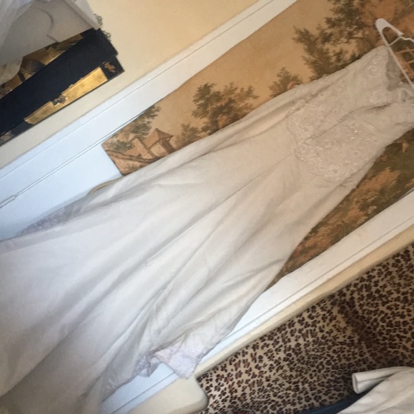 Anjoloque wedding dress beast 30, waist 32 , hip 40 - Picture 4 of 9